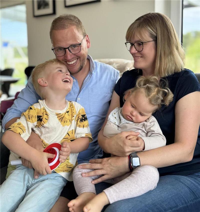 Enie ist beim Fototermin mit ihren Eltern Sebastian Kor und Sandra Fehling sowie ihrem Bruder Piet einfach eingeschlafen.