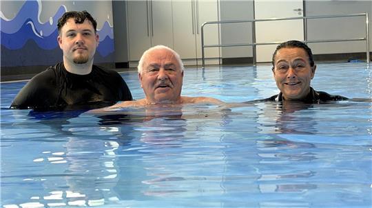 Enkel Bulwye, Großvater Rainer Peters und Tochter Esther Deppe-Becker sind Schwimmlehrer aus Leidenschaft.