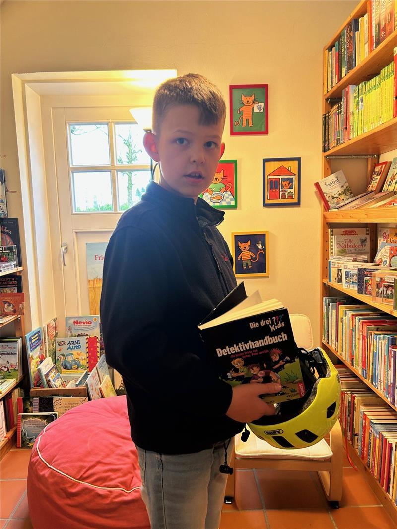 Enno (9) sucht ???-Bücher. Er ist regelmäßig in der Gemeindebücherei Hammah und nimmt neuen Lesestoff mit.