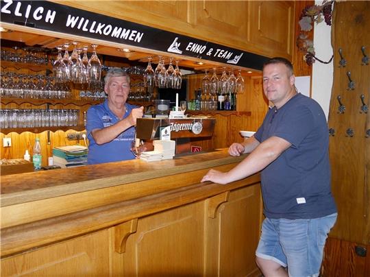 Enno Sieb (links) zapft am kommenden Wochenende das letzte Bier, dann übernimmt Neffe Tim Sieb den Schlüssel für den Schützen- und Schlemmerhof Sieb. Fotos: Umland