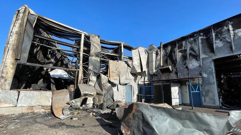 Splitter-Warnung nach Großbrand: Was sich in Lamstedt jetzt findet Enorme Kräfte wirkten bei dem Feuer auf die Halle ein. Auf dem Dach war eine Photovoltaik-Anlage, die ebenfalls zestört wurde.