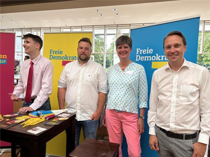 Erstwählerforum im Stadeum: So wollen Parteien Jugendliche erreichen Enrico Bergmann (rechts) von der FDP spricht im Verein oder in der Familie viel über Politik. Mit ihm ins Stadeum kamen Calvin Bösch (von links), Justin Gomert und Hilke Ehlers.