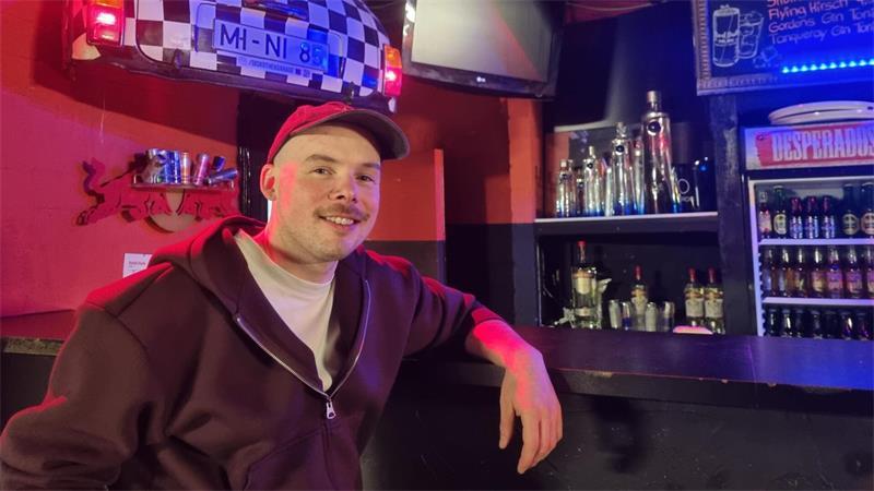 Enrico Ledzinski ist in Buxtehude aufgewachsen und kehrt für seine neue Show „Buxte Comedy“ zurück aus der Wahlheimat Berlin.