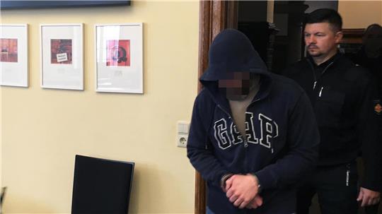 Enrico N. ist wegen Totschlags angeklagt. Er soll Tamara T. erwürgt und dann Fotos von der Leiche wie Trophäen verschickt haben. Aber an den Namen der Frau erinnerte er sich nicht mehr.Foto: Mündelein