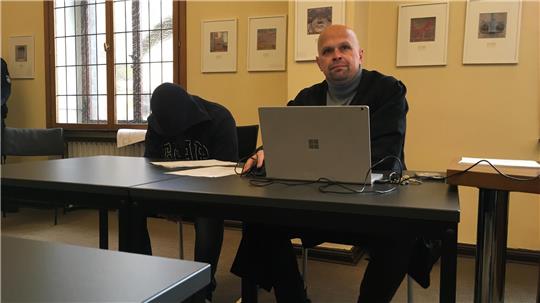 Enrico N. verfolgte eher unbeteiligt an der Seite seines Anwalts Alexander Ukat die Schilderungen des Rechtsmediziners. Foto: Mündelein