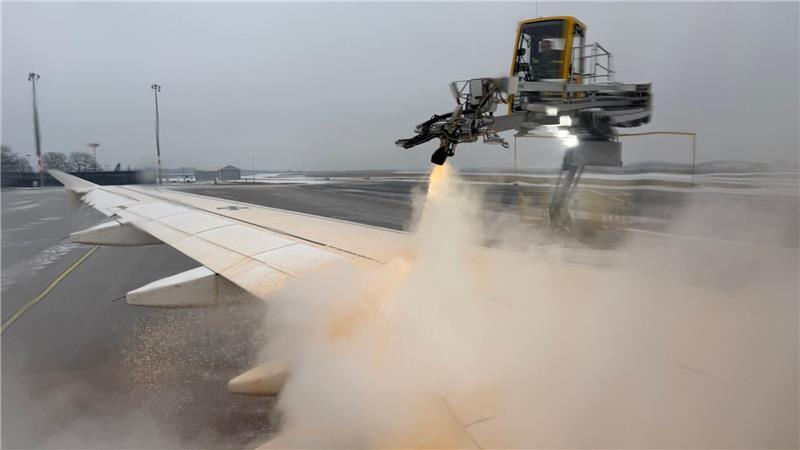 Enteisung am BER: Luftwaffen-Flugzeug wird für Abflug vorbereitet