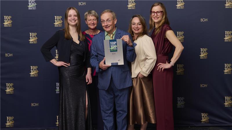 Entertainer und Schirmherr Wigald Boning überreichte den den „Top 100 Optiker 2026/2027“ die Urkunden. 