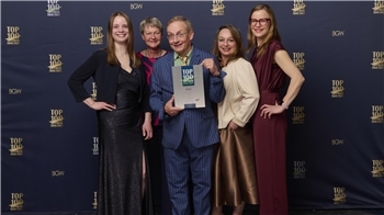 Entertainer und Schirmherr Wigald Boning überreichte den den „Top 100 Optiker 2026/2027“ die Urkunden. 