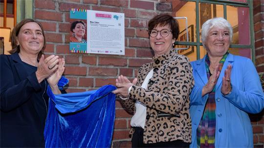 Enthüllung der FrauenORT-Plakette mit Gleichstellungsbeauftrager Gabi Schnackenberg, Bürgermeisterin Katja Oldenburg-Schmidt und Dr. Barbara Hartung als Vorsitzende des Landesfrauenrats Niedersachsen (v. l.).