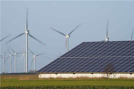 Entlang der Bahnstrecke in Haddorf wäre ein 200 Meter breiter Streifen für Photovoltaik geeignet. Symbolfoto/Illustration: dpa