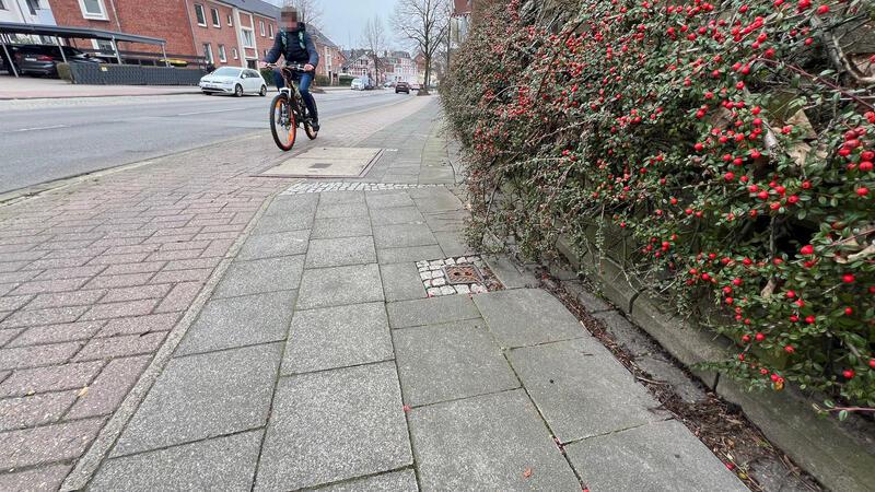 So kompliziert ist der Radwege-Bau in der Harsefelder Straße Entlang der Harsefelder Straße gibt es nicht viel Platz für Fußgänger und Radfahrer. Das soll sich ändern.