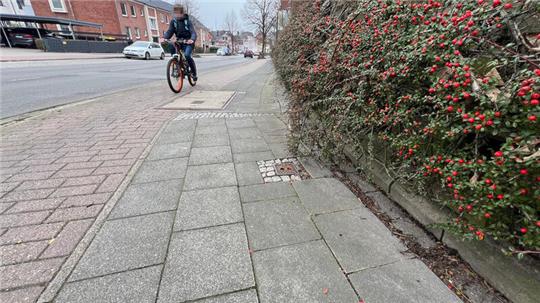 Entlang der Harsefelder Straße gibt es nicht viel Platz für Fußgänger und Radfahrer. Das soll sich ändern.
