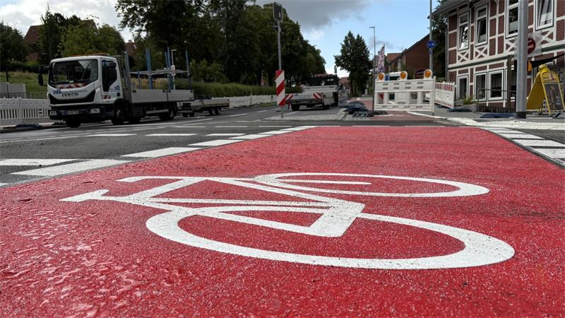 Entlang der Harsefelder Straße wird seit 2024 gebaut, um die Bedingungen für Fahrradfahrer zu verbessern.