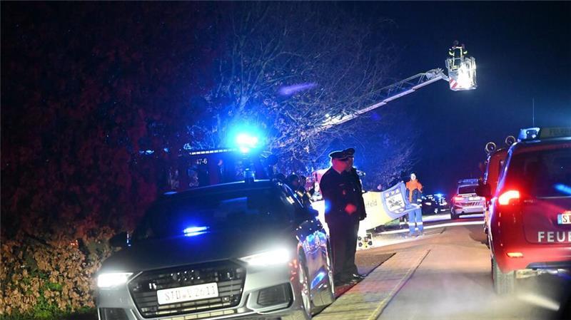 Konvoi durch den Kreis Stade: Kreisbrandmeister feiert emotionalen Abschied Entlang der Strecke haben sich Abordnungen der Feuerwehren postiert - hier die Harsefelder Feuerwehr mit Jugendabteilung und Drehleiter.