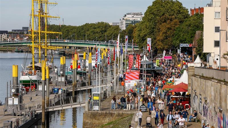 Hunderttausende feiern Einheitsfest in Bremen Entlang der Weser schlängelten sich die Besucherinnen und Besucher.