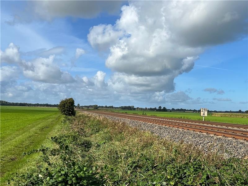 Wo in Oldendorf-Himmelpforten Solarparks entstehen können – Und wo nicht Entlang einer zweigleisigen Bahnstrecke - hier bei Hammah Richtung Himmelpforten - gibt es Korridore sogenannter Gunstflächen für Freiflächenphotovoltaik. Foto: Klempow