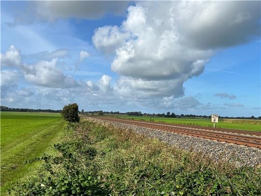 Entlang einer zweigleisigen Bahnstrecke - hier bei Hammah Richtung Himmelpforten - gibt es Korridore sogenannter Gunstflächen für Freiflächenphotovoltaik. Foto: Klempow