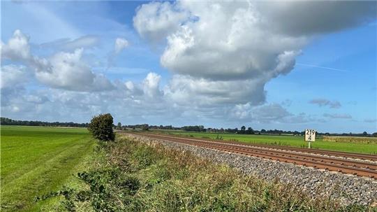 Entlang einer zweigleisigen Bahnstrecke - hier bei Hammah Richtung Himmelpforten - gibt es Korridore sogenannter Gunstflächen für Freiflächenphotovoltaik.