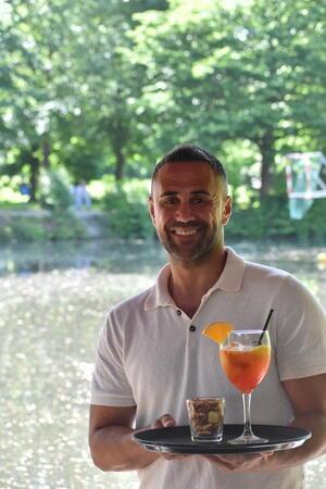 Entlein-Inhaber Taner Abali mit einem Mango-Aperol-Sorbet als frischem Sommergetränk.