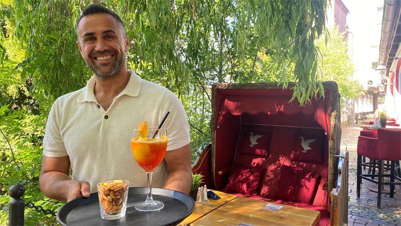 Idyll im Entlein: Buxtehudes lauschige Location am See Entlein-Inhaber Taner Abali mit einem Mango-Aperol-Sorbet als frischem Sommergetränk.