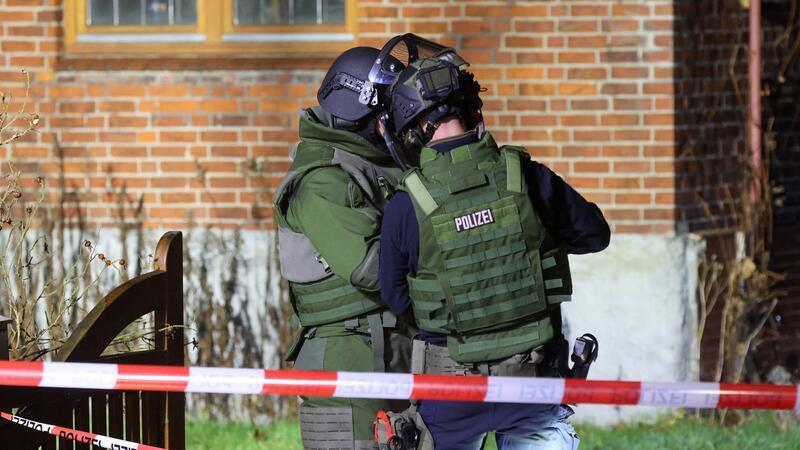 Entschärfer der Polizei sind auf einem Grundstück in Hamburg-Lurup im Einsatz.