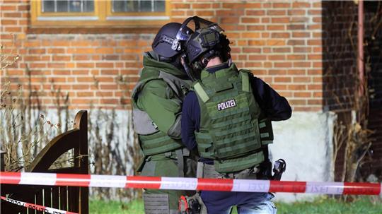 Entschärfer der Polizei sind auf einem Grundstück in Hamburg-Lurup im Einsatz.