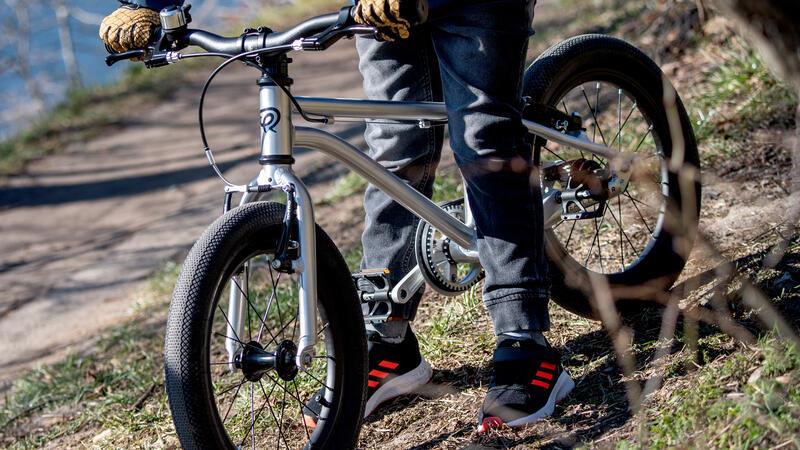 Rad als Geschenk zu Ostern: Tipps für das erste Kinderfahrrad Entscheidend ist die Größe: Bei der Einstellung der Sattelhöhe ist wichtig, dass das Kind zumindest bei den ersten Lernfahrten noch die Möglichkeit hat, mit beiden Füßen auf den Boden zu kommen.