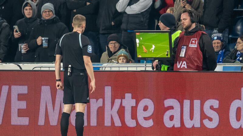 VAR-Durchsagen im Stadion besser mit Bildern Entscheidungen mithilfe des Videobeweises sorgen immer wieder für öffentliche Diskussionen.