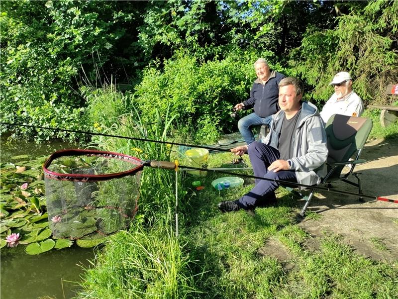 Horneburger Angler feiern ihr Jubiläum nach Entschleunigung beim Angeln: Rüdiger Wehner, André Kahle und Joachim Latza (von links) am Fischteich in Nottensdorf. Foto: Lohmann