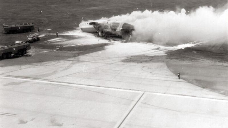 Entsetzen löste der erste schwerwiegende Flugunfall einer Breguet Atlantic aus: Die 61+07 stürzte über der Landebahn ab und geriet in Brand. Foto: MFG 3