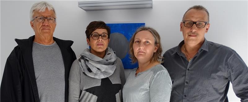 Entsetzte Eltern: Andreas von Tautphoeus (v.l.), Silvia Alexandre , Anja Koch und Thomas Hausherr erwägen eine Klage gegen die Waldorfschule.