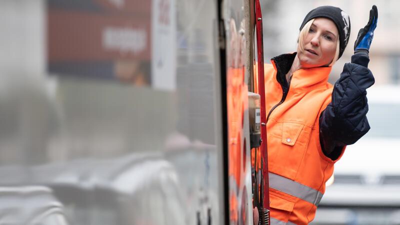 Müllabfuhr nicht gekommen: Das sind die Nachholtermine Entsorger Karl Meyer hatte zuletzt mit widrigen Straßenverhältnissen zu kämpfen.