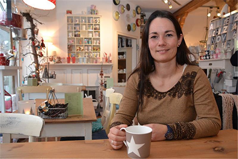 Entspannt im Café Adelheit in Steinkirchen: Sonja Zinke wurde am 27. November zur Bürgermeisterin von Steinkirchen gewählt. Die 37-Jährige stand in der Kritik wegen ihrer politischen Unerfahrenheit. Zwei Jahre hat sie nun Zeit die Kritiker vom Gegenteil zu überzeugen. Foto Tiemann