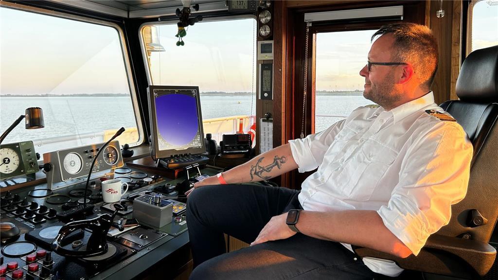 Entspannt mit Blick auf Bildschirme, Bühne und Elbe: Schiffsführer Rafael Umland...