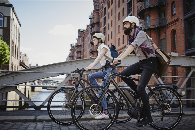 Entspannt unterwegs - Immer mehr Radfahrer entscheiden sich für ein E-Bike. Foto: Westend61/Roger Richter/mauritius images