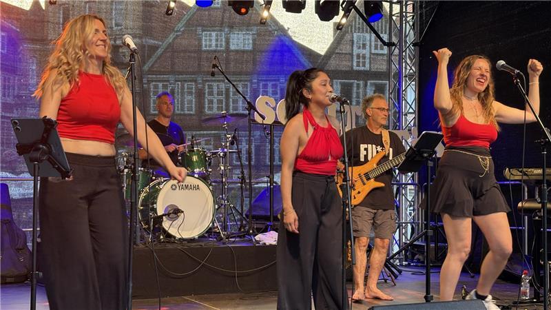 Altstadtfest Stade: So ging’s am Samstagabend in die heiße Phase Entspannte Rhythmen am Fischmarkt: Die Soultastix begeistern das Publikum am Samstagabend.