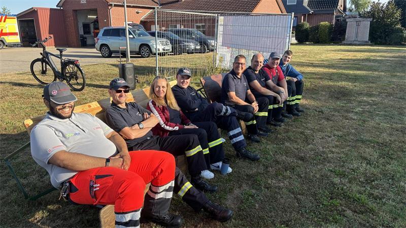 Cyclassics-Ticker: 70-Jähriger stirbt beim Jedermann-Rennen Entspannte und satte Retter: die Feuerwehr Hove und eine RTW Besatzung bei den Cyclassics.