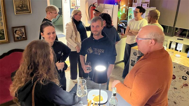 Erleichterter Wahlsieger in Buxtehude – doch jetzt wird es kompliziert Entspannter Ausklang des Stichwahlabends im Deck 2 in der Malerschule. Mit Sina Bollhorn (links), Daniel Augustin (Mitte), Stephan Griebel (rechts) und im Hintergrund Katharina Mewes ist die komplette neue Fraktion der BBG/FWG zu sehen.
