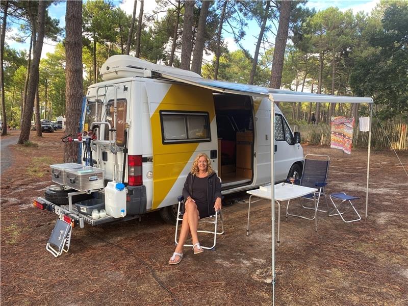 Entspannung an der frischen Luft: Moderatorin Bettina Tietjen vor ihrem Campingbus.