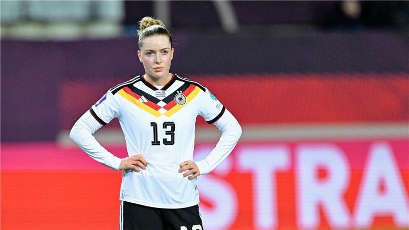 DFB-Frauen zwischen Frust, Stolz und Hoffnung Enttäuscht über die torlose Partie: Alara Sehitler und die DFB-Frauen.