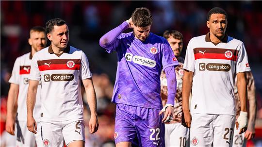 Enttäuschte Gesichter beim FC St. Pauli nach der Niederlage in Heidenheim.