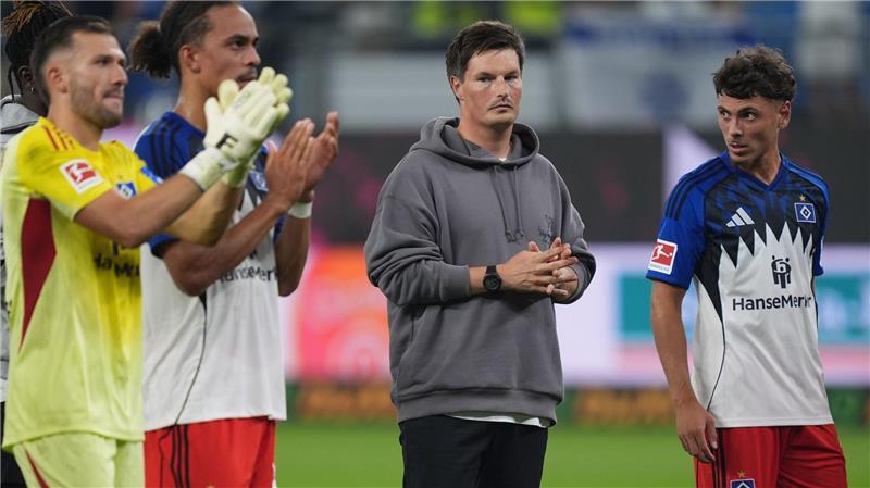 Enttäuschte Hamburger um HSV-Trainer Merlin Polzin (2.v.r.) nach dem 0:2 in der Hinrunde.(Archivbild)