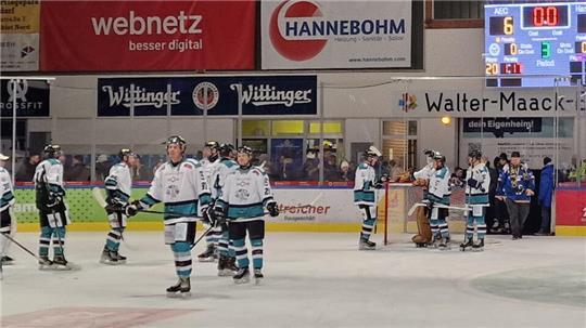 Enttäuschte Tigers nach der 2:6-Pleite in Adendorf.