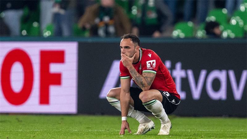 Hannover-Krise: Auch Sportchef Boldt wackelt schon Enttäuschung: Virgil Ghiţă von Hannover 96 nach dem Pokal-Aus gegen den 1. FC Kaiserslautern.