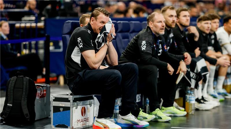 Knapper Triumph: Melsungen jubelt, Kiel bleibt titellos Enttäuschung bei Kiels Trainer Filip Jicha (li).