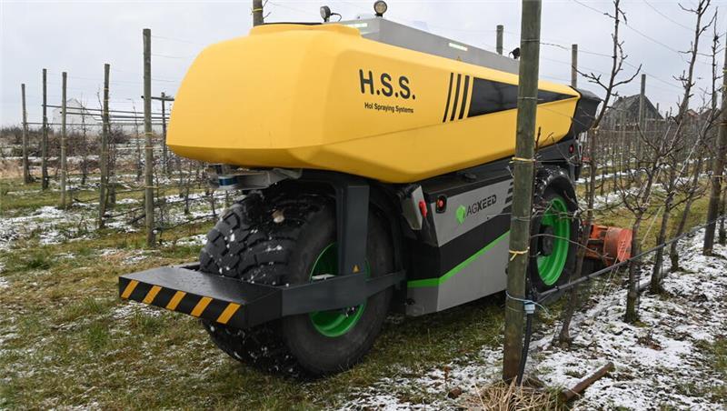 Premiere: Agrar-Roboter fährt durch Obstplantage im Alten Land Entwickelt für intelligente, autonome Anwendungen wie Spritzen, Hacken oder Mulchen in Dauerkulturen.