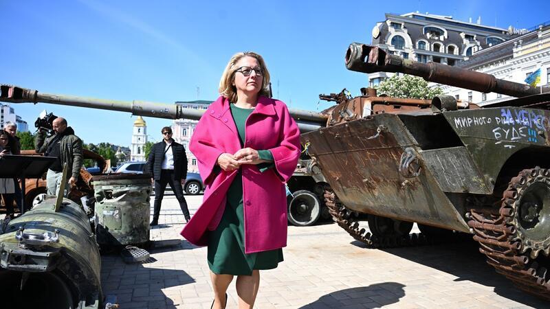 Entwicklungsministerin Svenja Schulze besichtigt während eines Besuchs in der Ukraine  Wracks russischer Panzer.