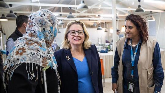 Entwicklungsministerin Svenja Schulze besucht ein Flüchtlingscamp. Das Saatari Flüchtlingscamp ist das größte in der Region mit rund 84.000 Flüchtlingen.