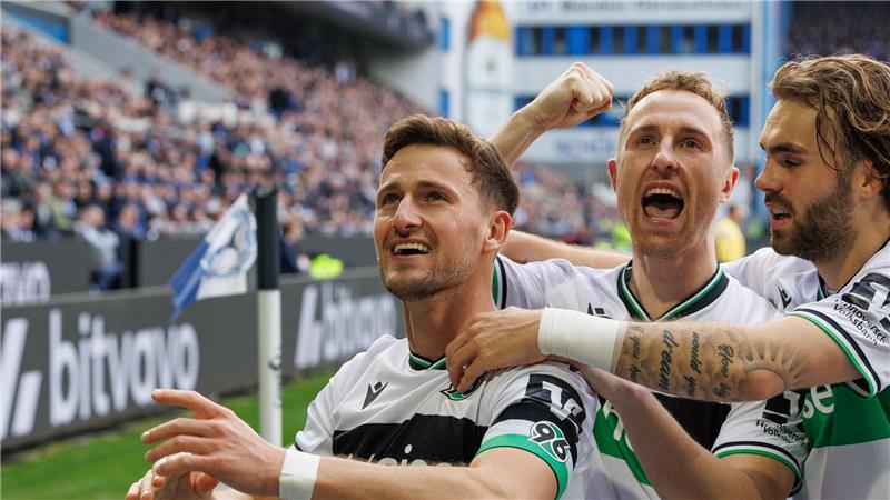 Enzo Leopold (l) feiert sein Tor für Hannover.