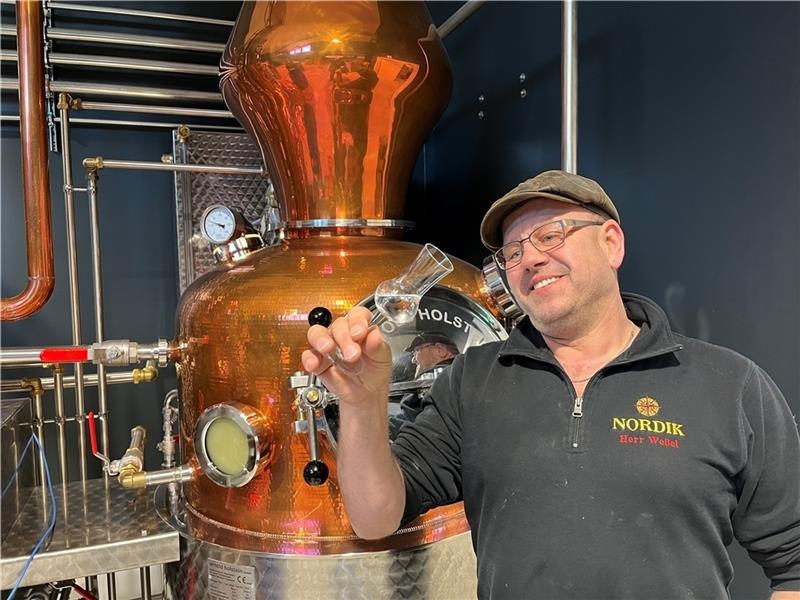 Er bringt die Geister ins Glas: Destillateurmeister Arndt Weßel prüft die Qualität vor seiner neuen Feinbrandanlage in Horneburg. Fotos: Vasel